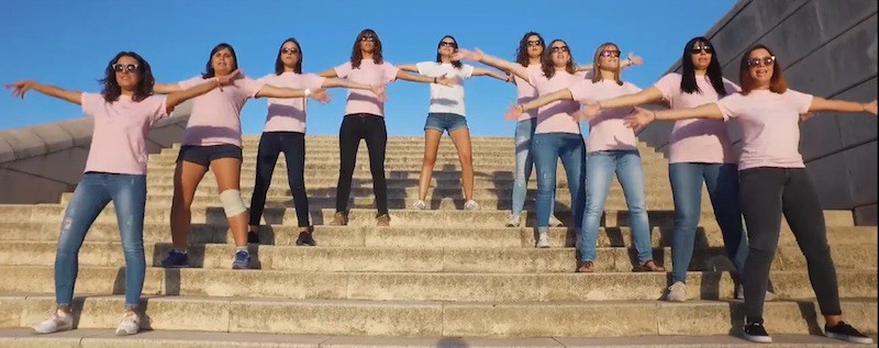 Grupo de amigas disfrutando de un lipdub de despedida en Barcelona