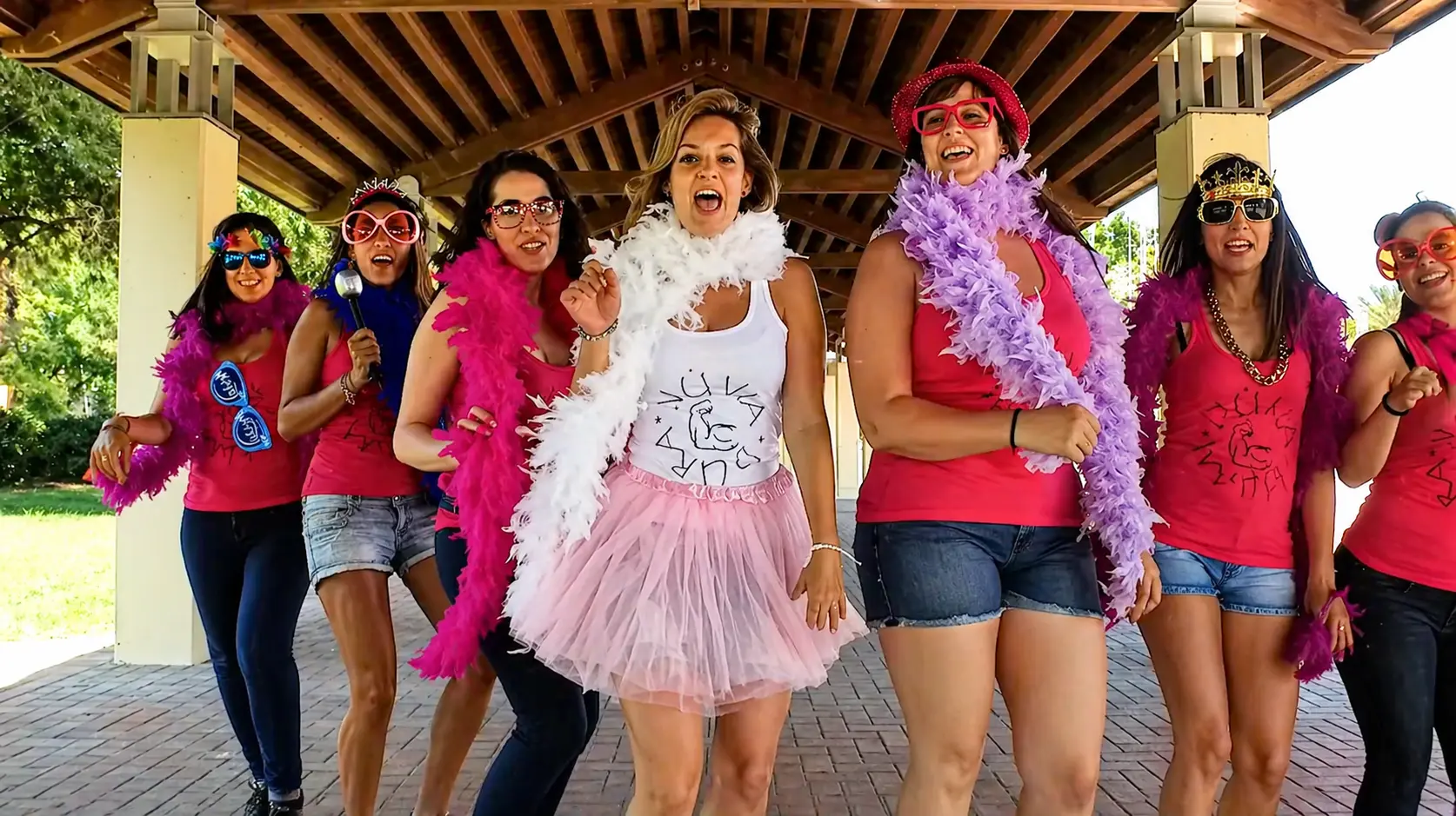 Novia y amigas caracterizadas para un videoclip de despedida de soltera