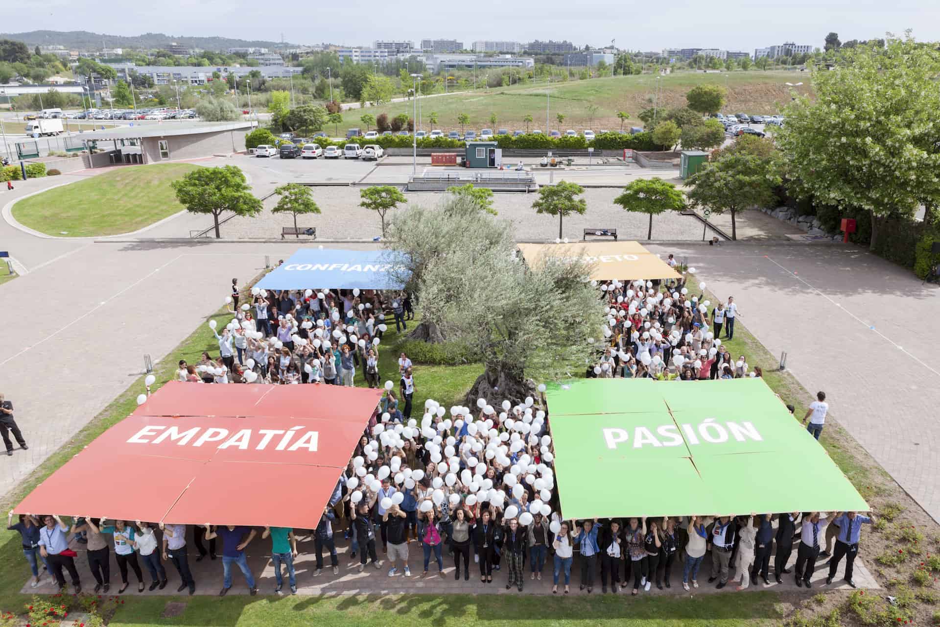 Gran equipo de empresa reunido durante la grabación de su lipdub