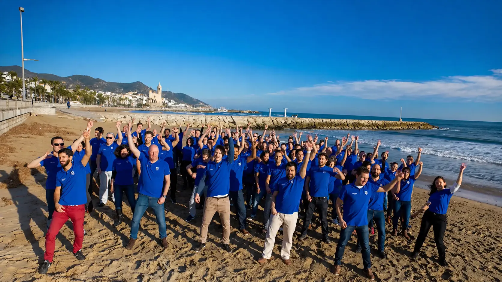 Grupo de empresa participando en un lipdub en la playa