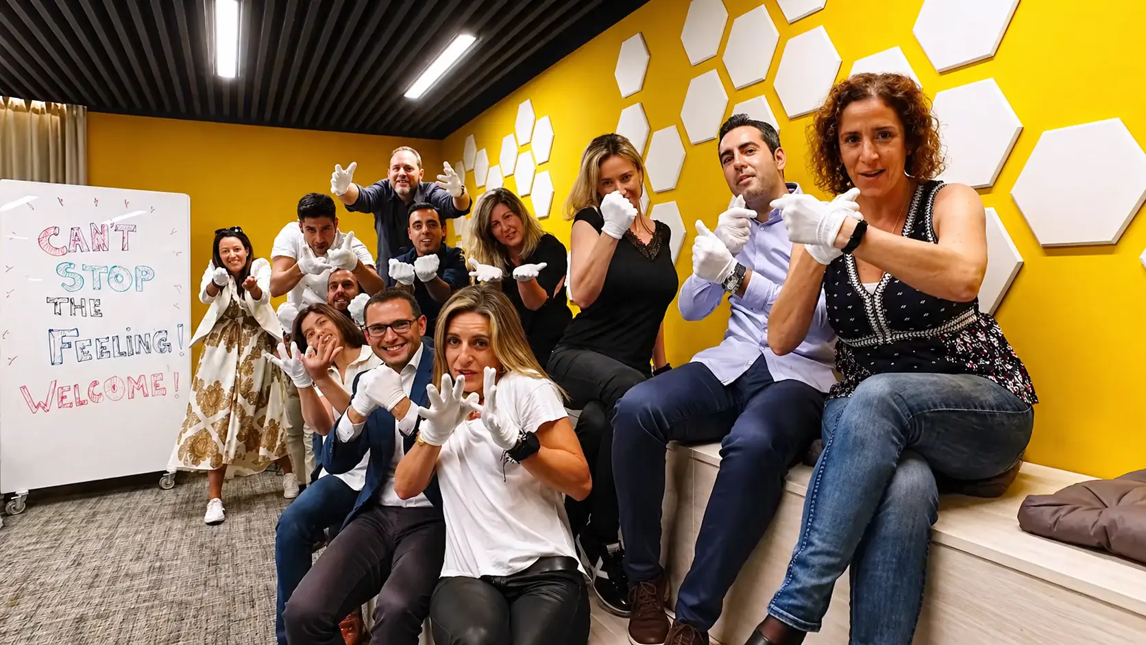 Equipo de empresa celebrando la grabación de su lipdub en la oficina