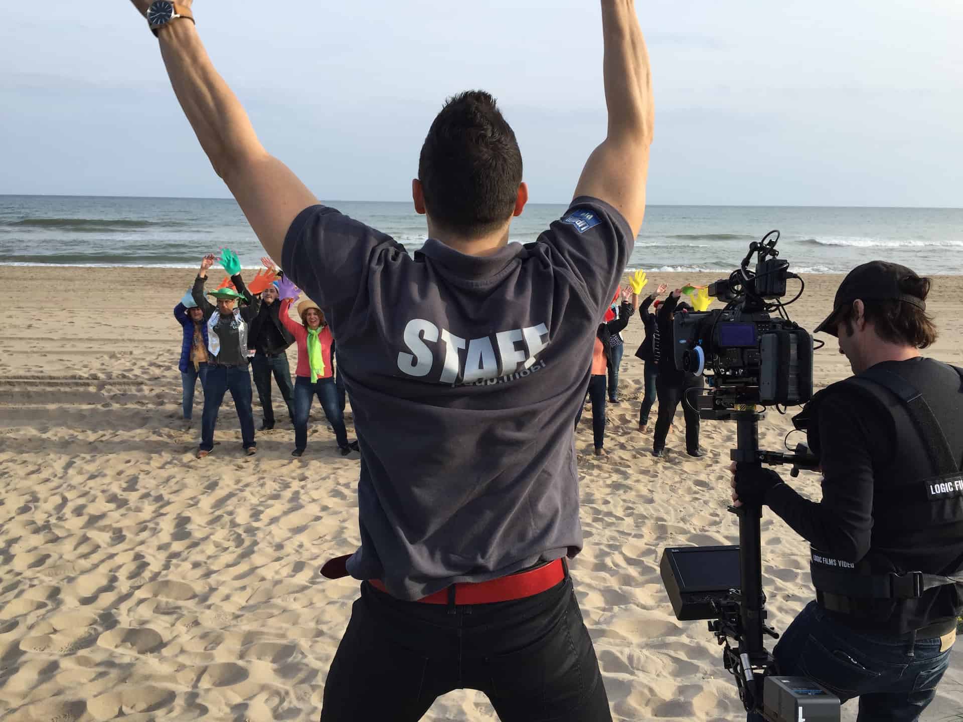 Equipo de Lipdub Pro dirigiendo una grabación en la playa