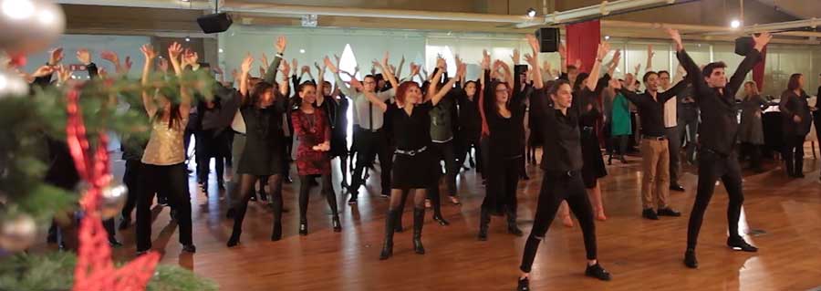 Asistentes participando juntos en la coreografía de un flashmob