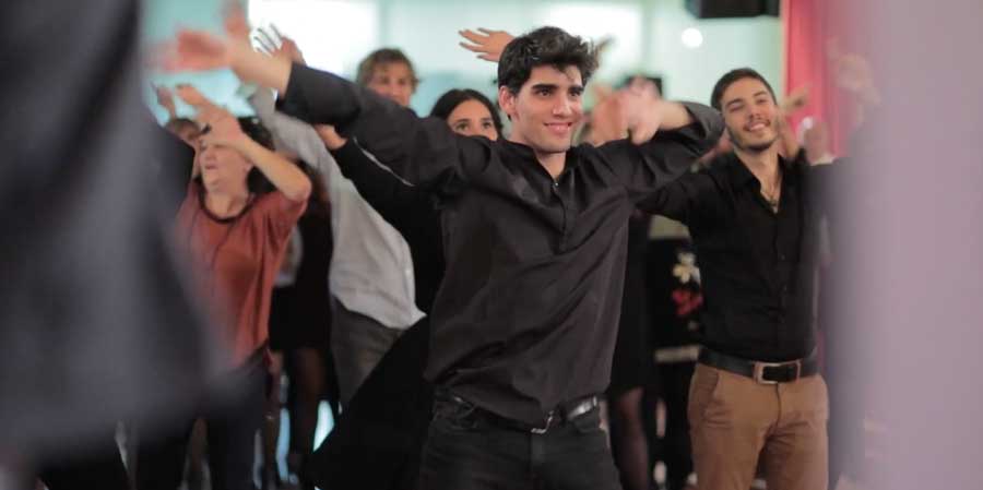 Bailarines enseñando una coreografía participativa a los asistentes