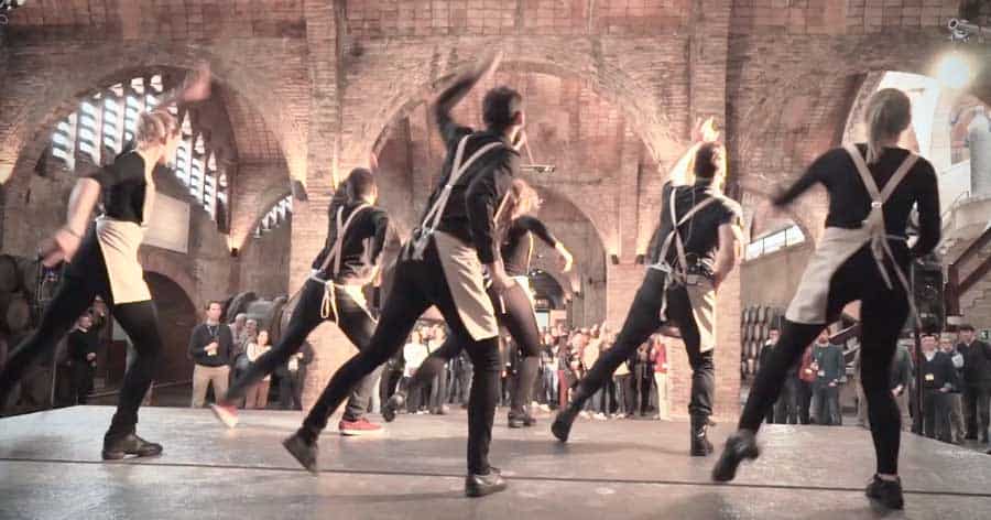 Bailarines infiltrados actuando por sorpresa en un evento corporativo