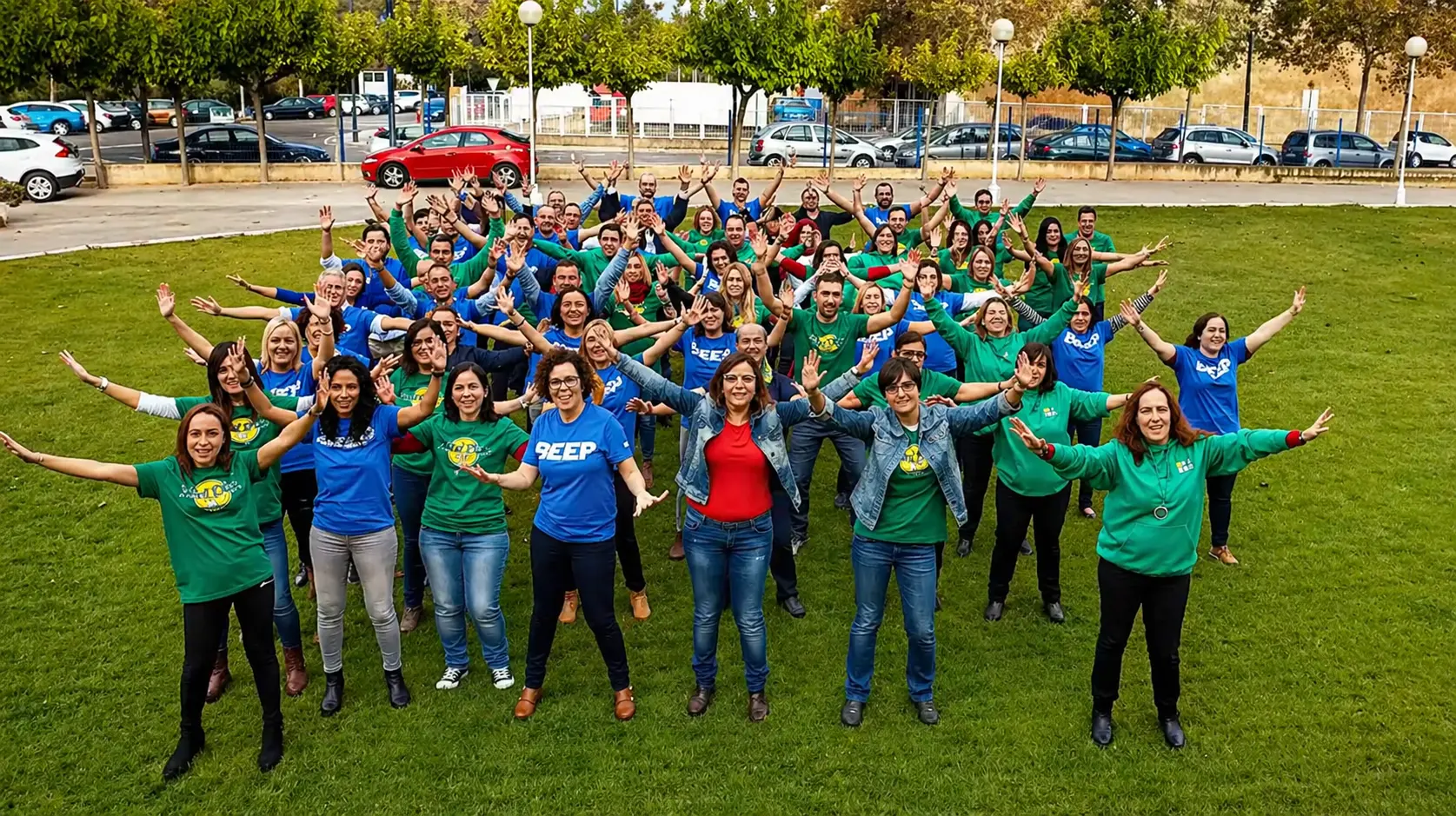 Gran grupo de empresa participando en una actividad de team building con Lipdub Pro