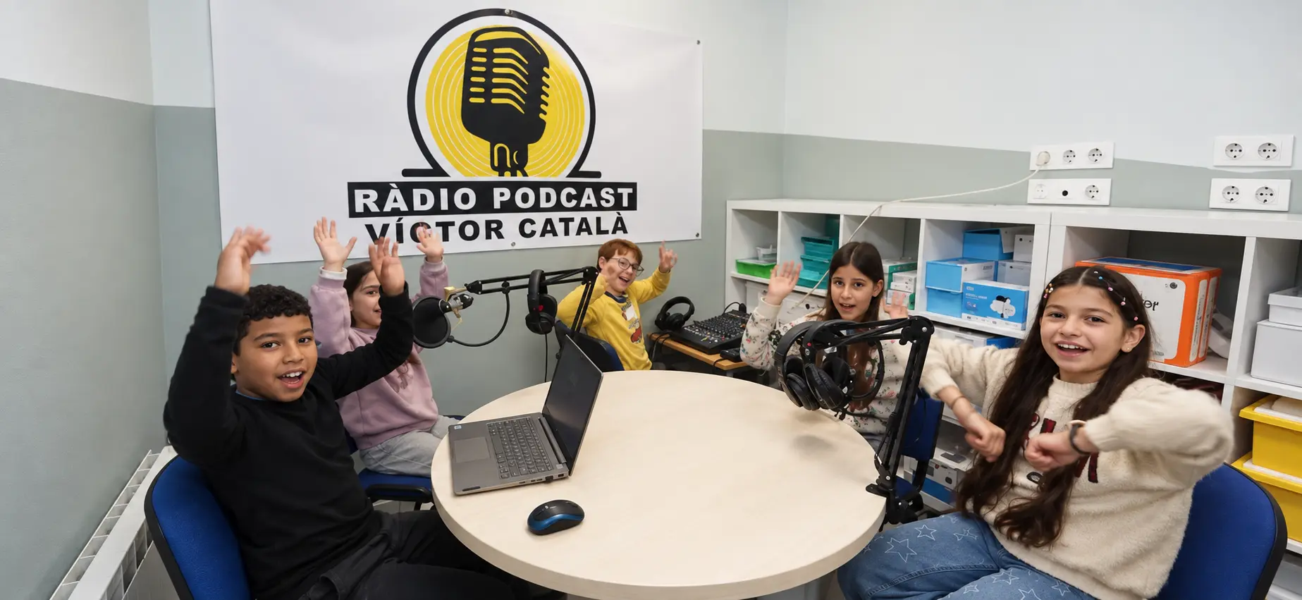 Alumnos participando en una escena del lipdub en la sala de radio del colegio