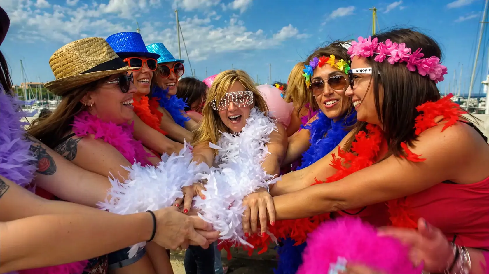 Amigas celebrando una despedida de soltera durante un lipdub junto al puerto