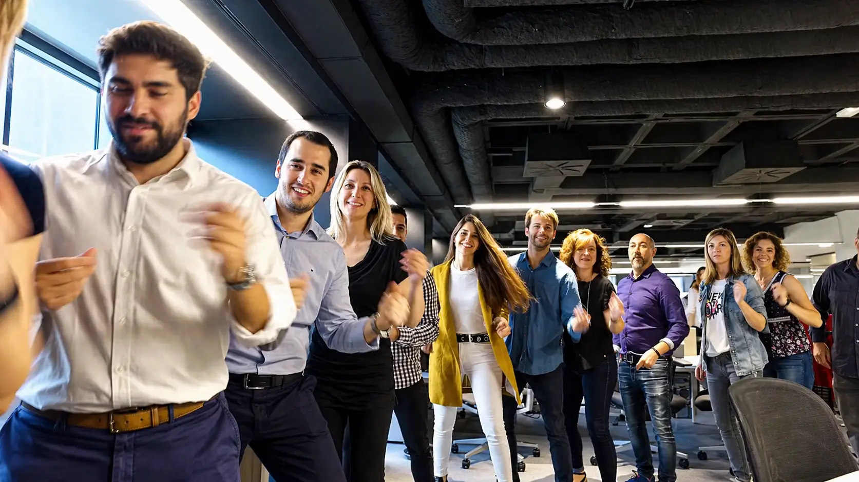 Trabajadores participando en una coreografía de team building musical
